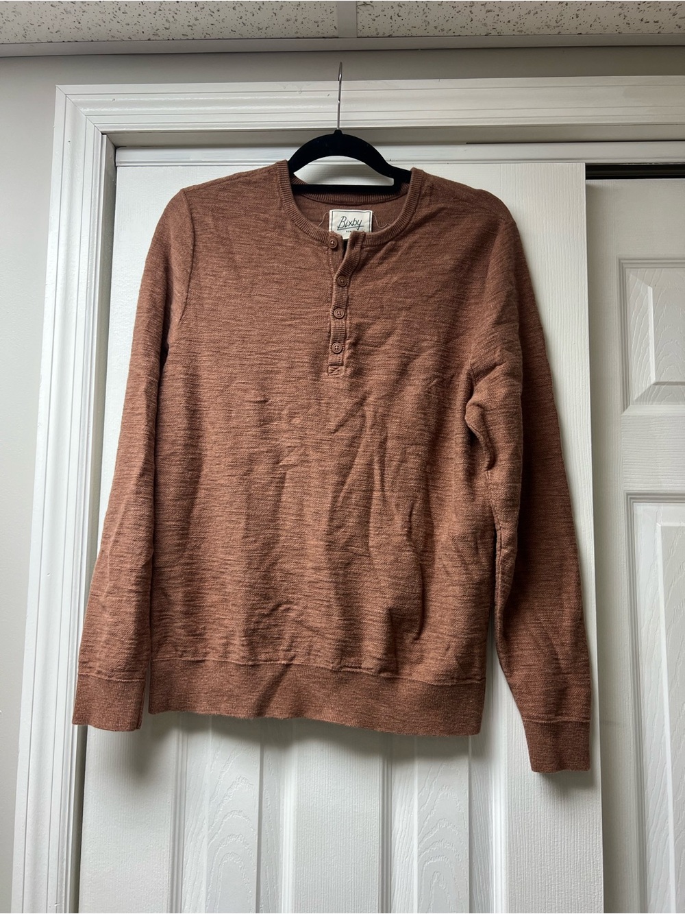 Bixby Crewneck Henley Sweater in Rust Brown